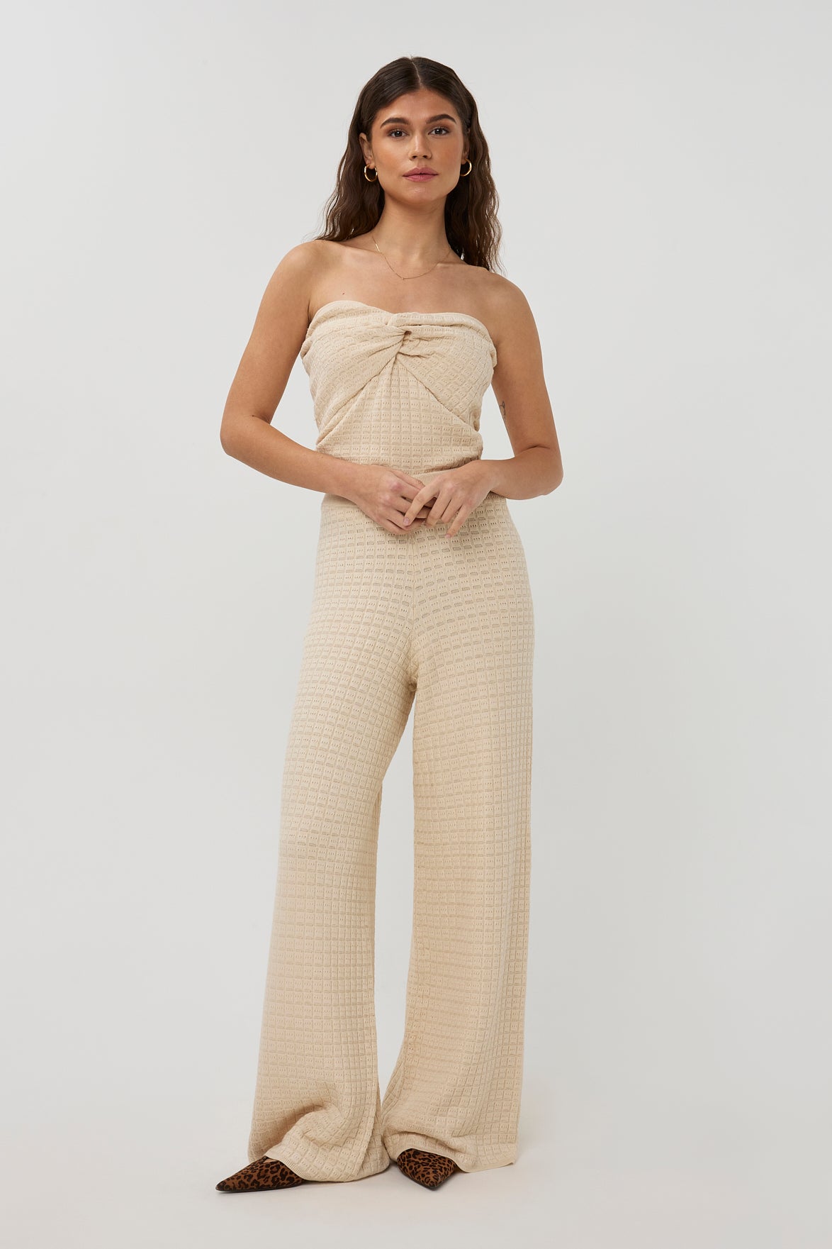 Beige Kensie broek van Studio Amaya, zichtbaar met een rechte pasvorm en comfortabele taille, op een effen achtergrond.