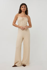 Beige Kensie broek van Studio Amaya, zichtbaar met een rechte pasvorm en comfortabele taille, op een effen achtergrond.
