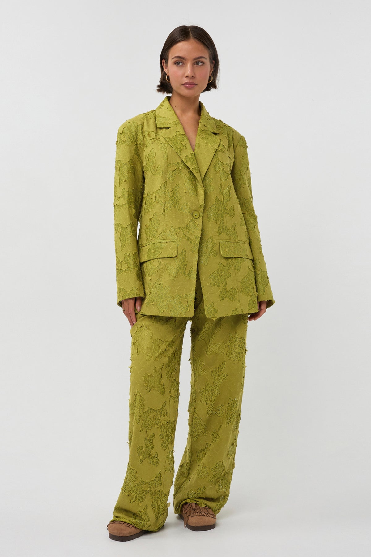 Groene Rue broek van Studio Amaya, casual damesbroek met elastische taille en losvallende pasvorm, geschikt voor dagelijks gebruik.