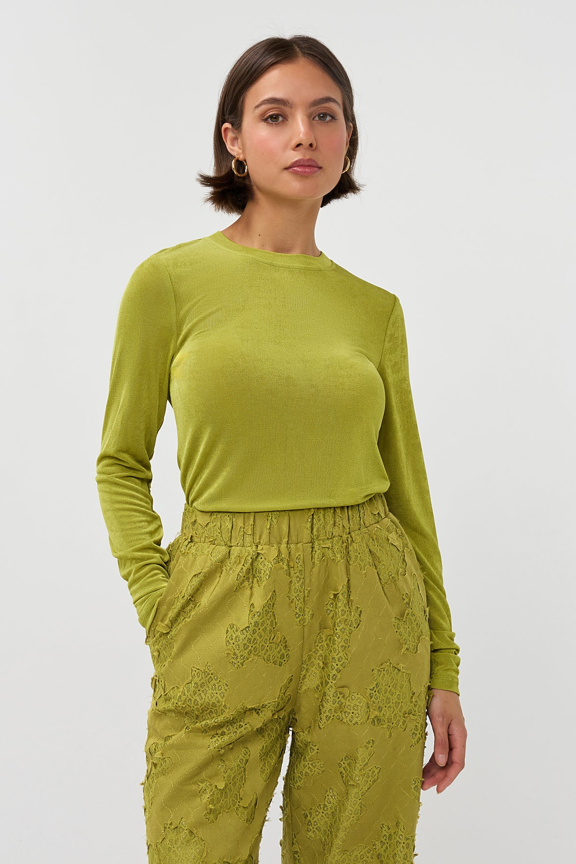 Groene Rue broek van Studio Amaya, casual damesbroek met rechte pasvorm en elastische taille.