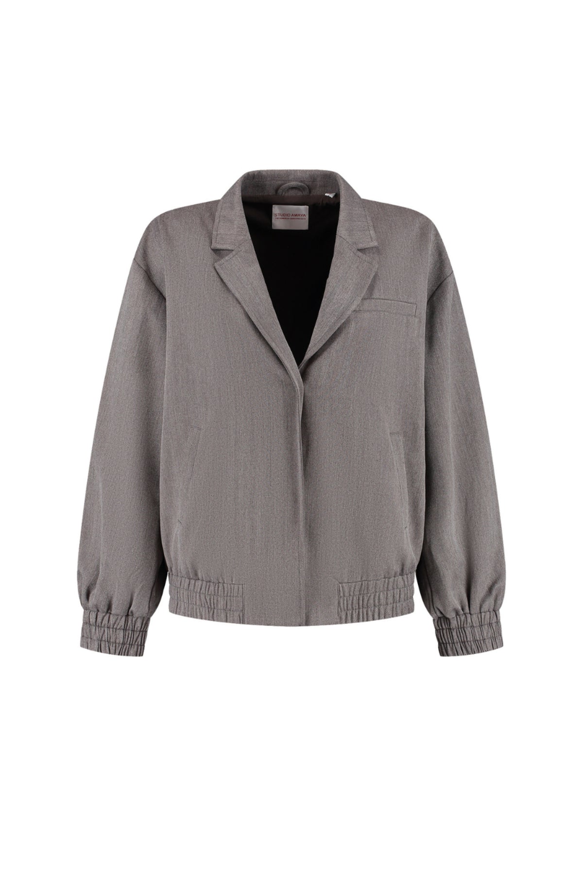 Grijze Studio Amaya Jacket Bodine, casual jasje met knopen en opstaande kraag, gedragen door een model.
