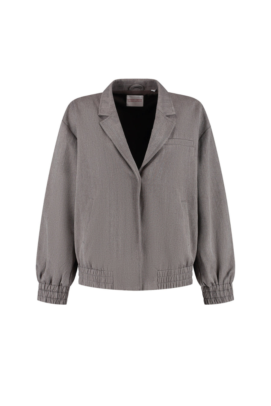 Grijze Studio Amaya Jacket Bodine, casual jasje met knopen en opstaande kraag, gedragen door een model.