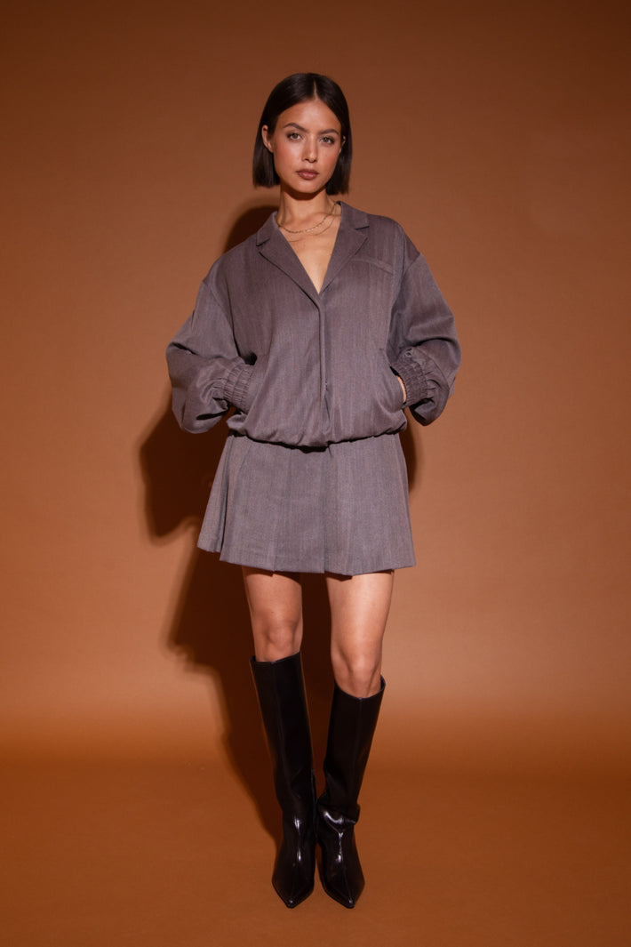 Lichte grijze jacket Bodine van Studio Amaya, getoond op model, met stijlvolle pasvorm en moderne uitstraling.