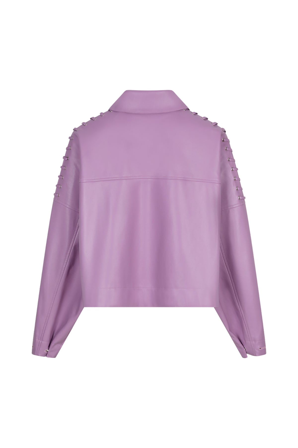 Lila jacket Elina van Studio Amaya, stijlvolle damesjas met randdetails en knoopsluiting, gedragen door model.
