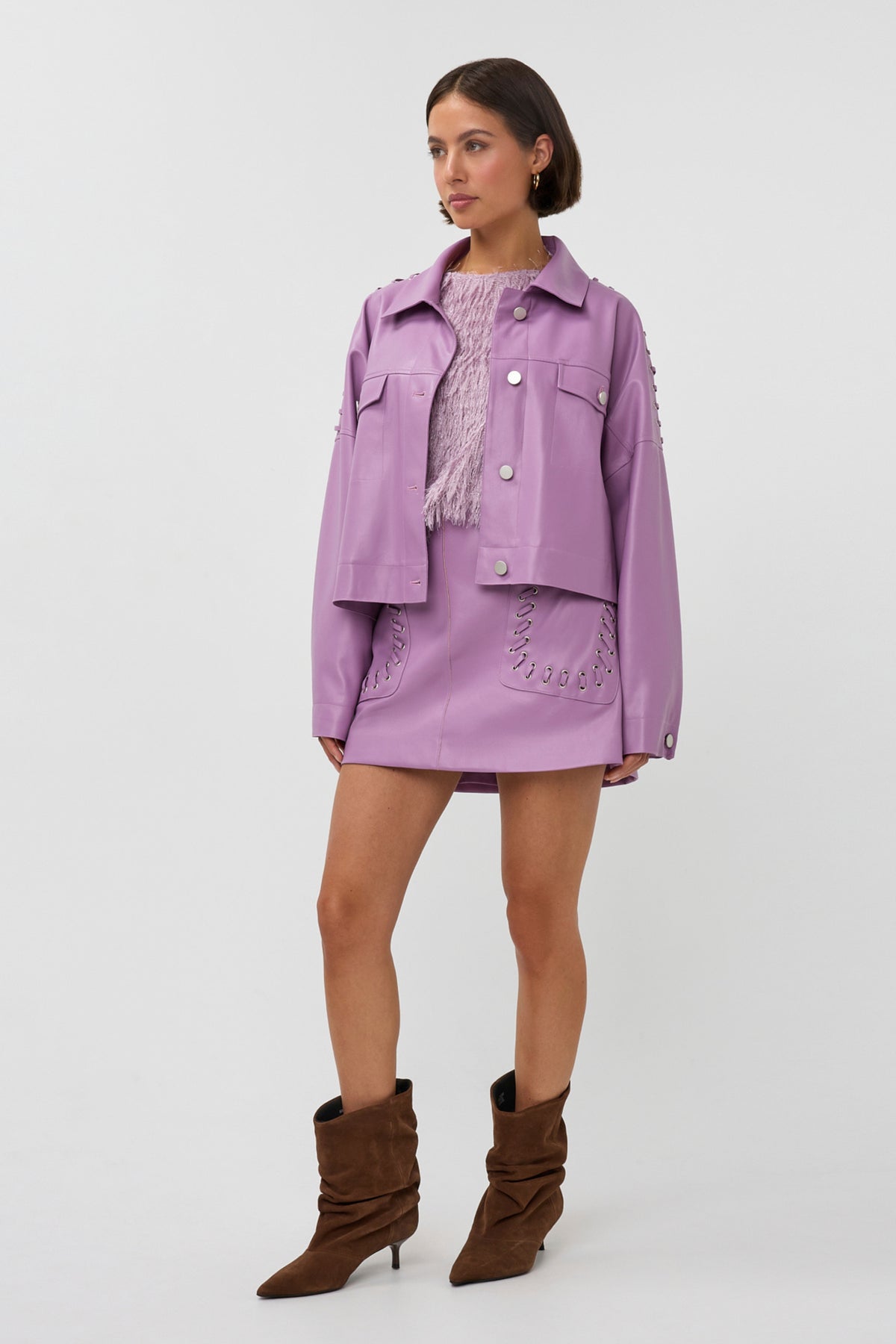 Lila Jacket Elina van Studio Amaya, stijlvolle damesjas met comfortabele pasvorm en modieuze details.