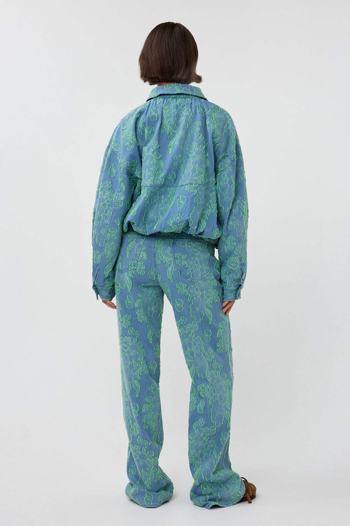 Lichte groene jacket Layla van Studio Amaya met rits en lange mouwen, geschikt voor casual draagstijl.