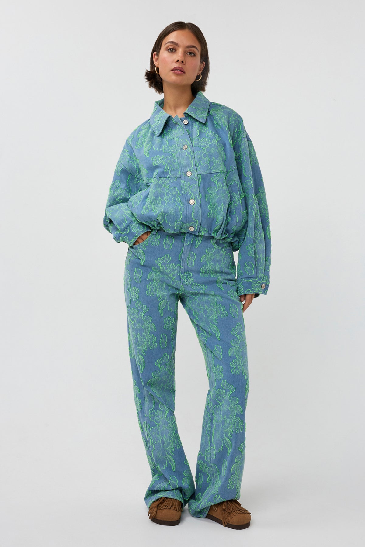 Groene jeans Anna Lime van Studio Amaya met rechte snit en denim stof, zichtbaar op de afbeelding