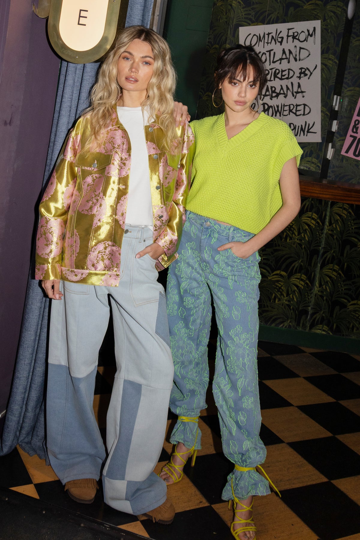 Lichte groene jeans Anna Lime van Studio Amaya met rechte snit en denim uitstraling, gedragen door een model.