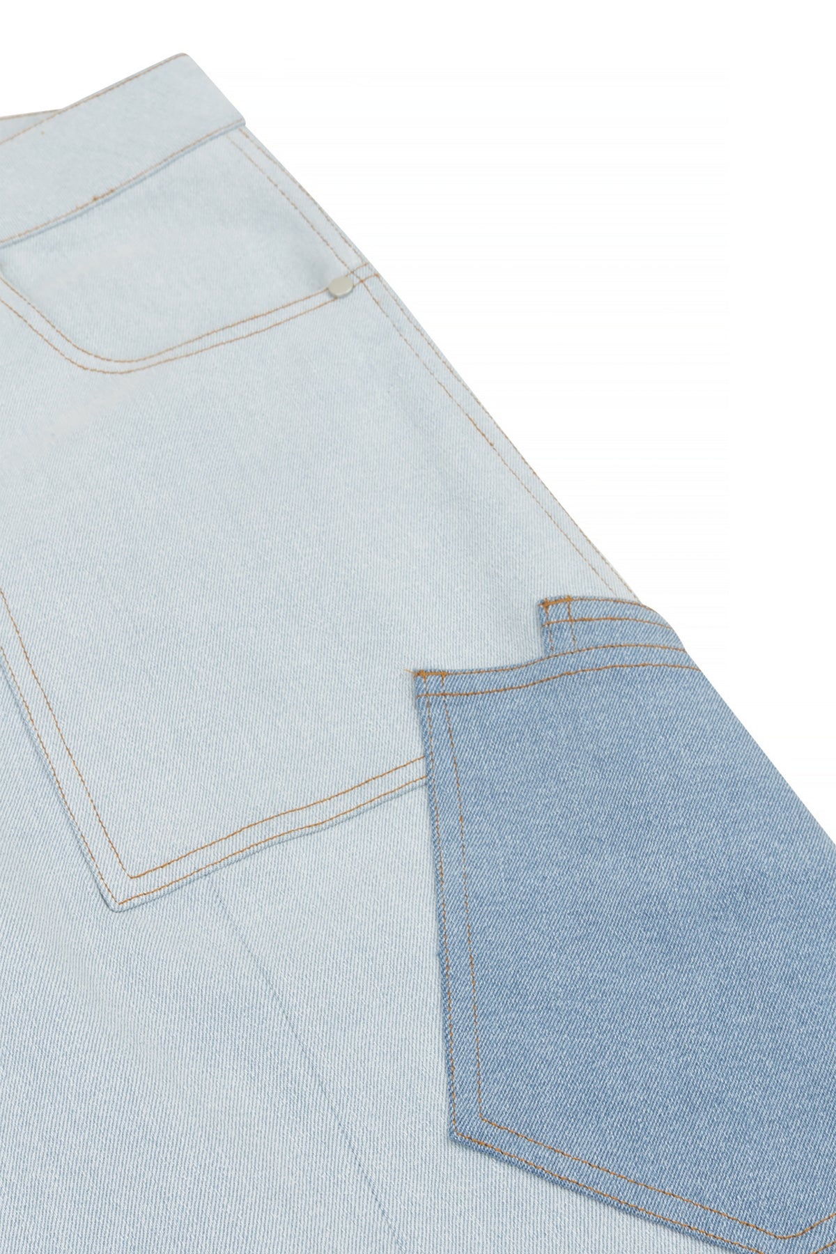 Blauwe Jax jeans van Studio Amaya, close-up van de denimstof en pasvorm op een model.