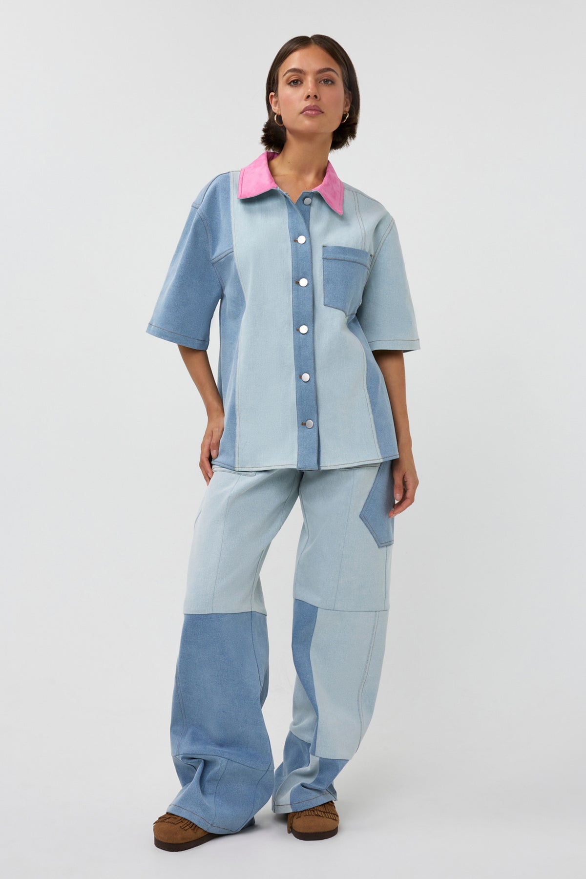 Blauwe Studio Amaya Jeans Jax met rechte snit en vijf zakken, gedragen door een persoon in een casual setting.