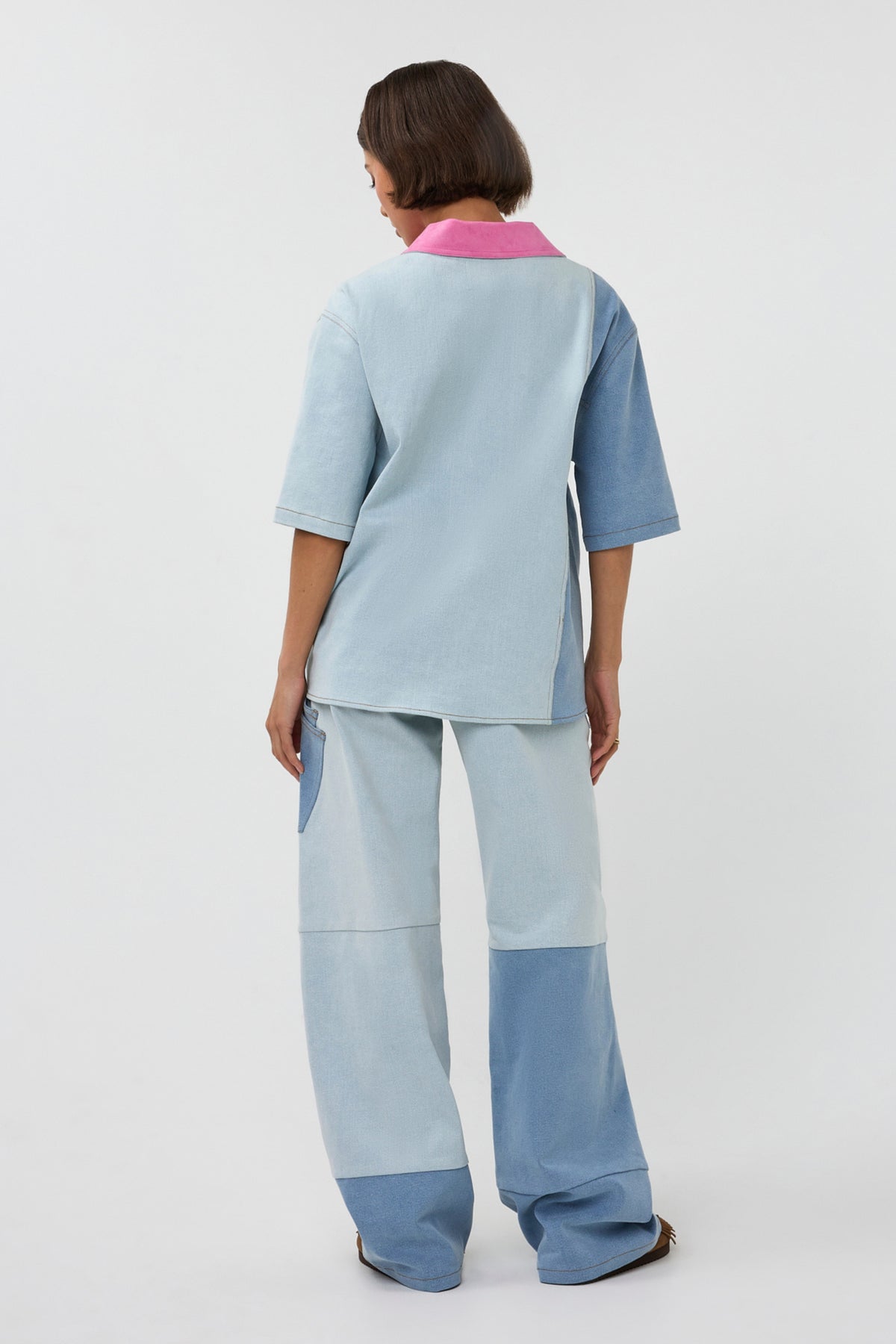 Blauwe jeans Jax van Studio Amaya met rechte snit en denim stof, zichtbaar op de afbeelding.