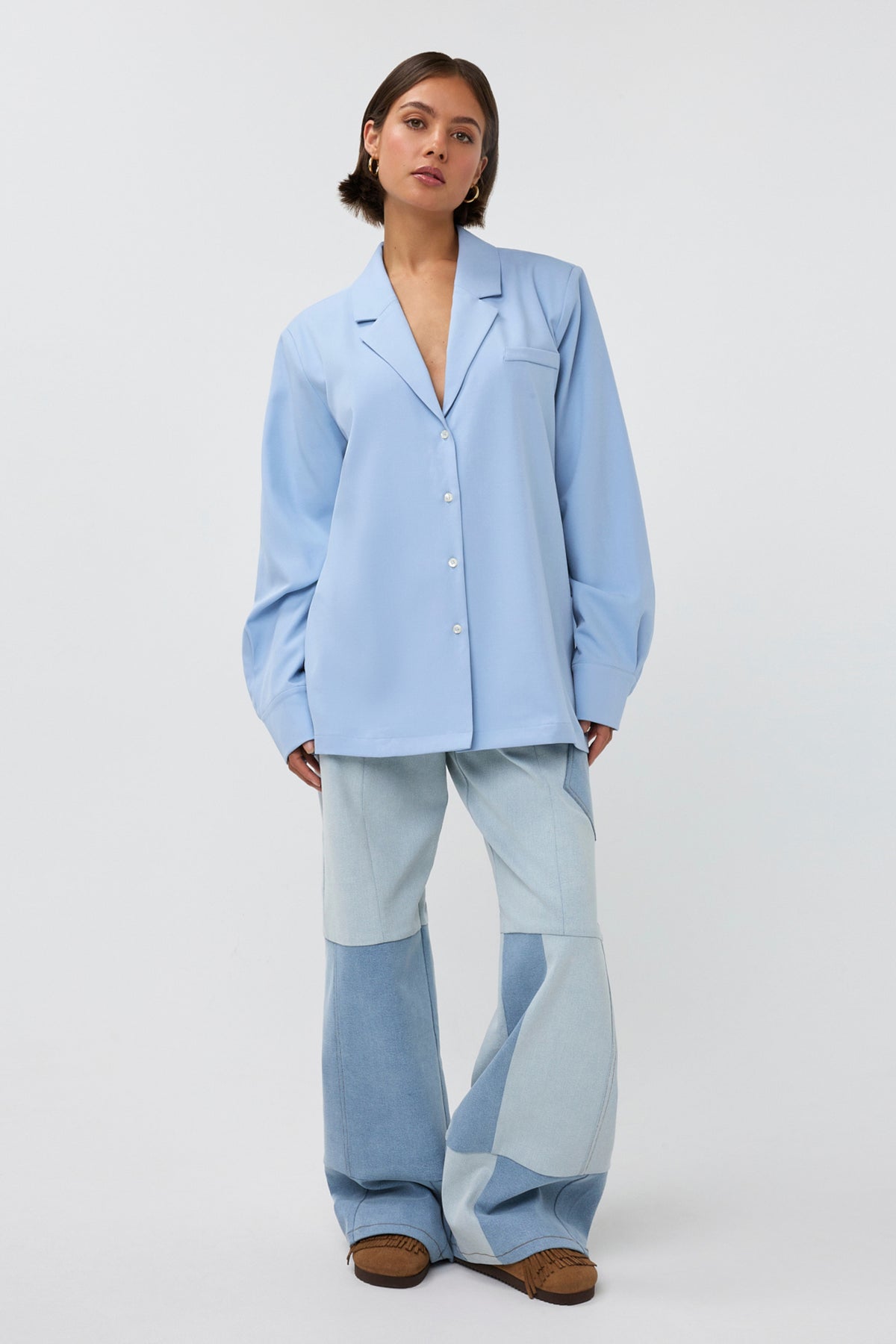 Blauwe Studio Amaya Jeans Jax met rechte snit en vijf zakken, gedragen door een persoon die de broek toont.