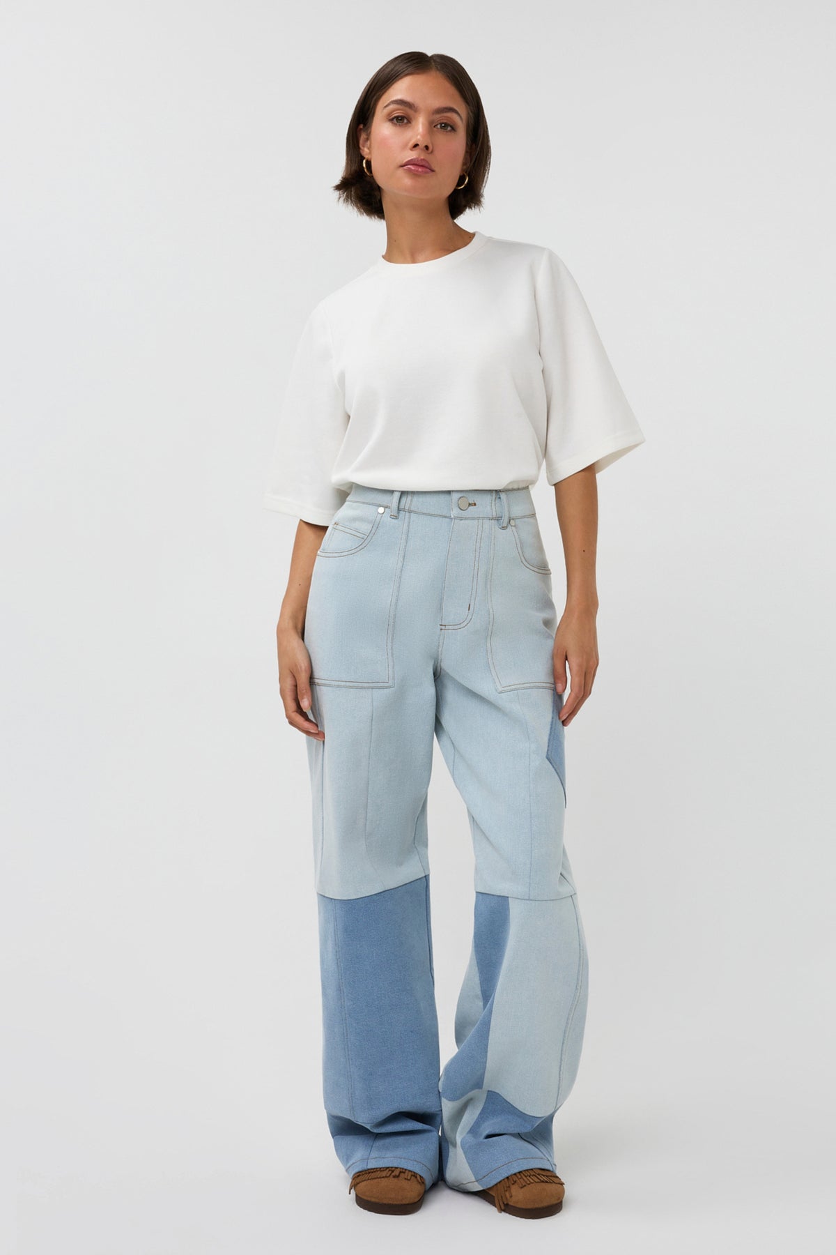 Blauwe jeans Jax van Studio Amaya, close-up van de denim stof en pasvorm, casual stijl voor heren of dames.