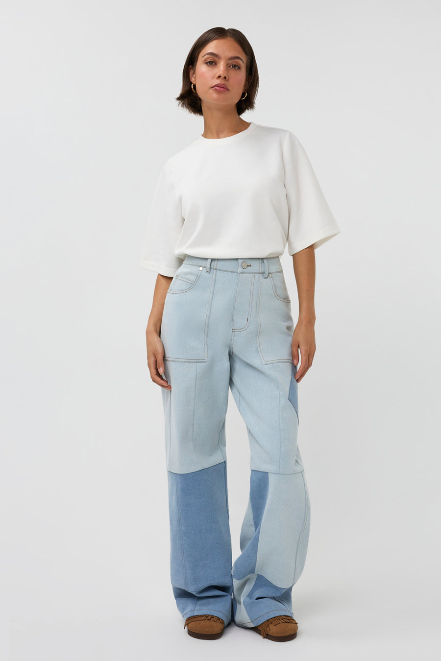 Blauwe jeans Jax van Studio Amaya, close-up van de denim stof en pasvorm, casual stijl voor heren of dames.