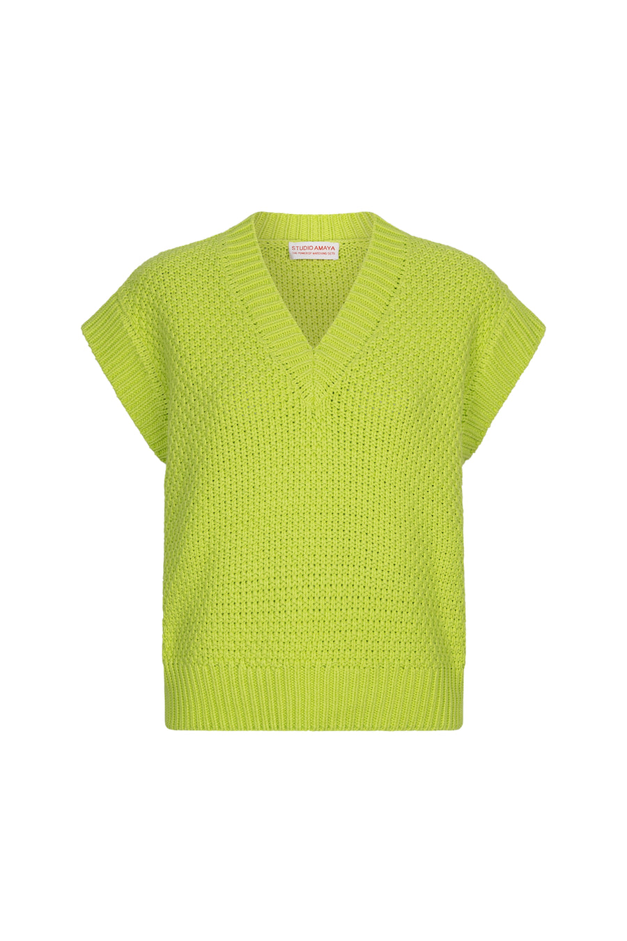 Limegroen top Ardina van Studio Amaya, zachte stof en stijlvolle pasvorm, gedragen door een model op een witte achtergrond