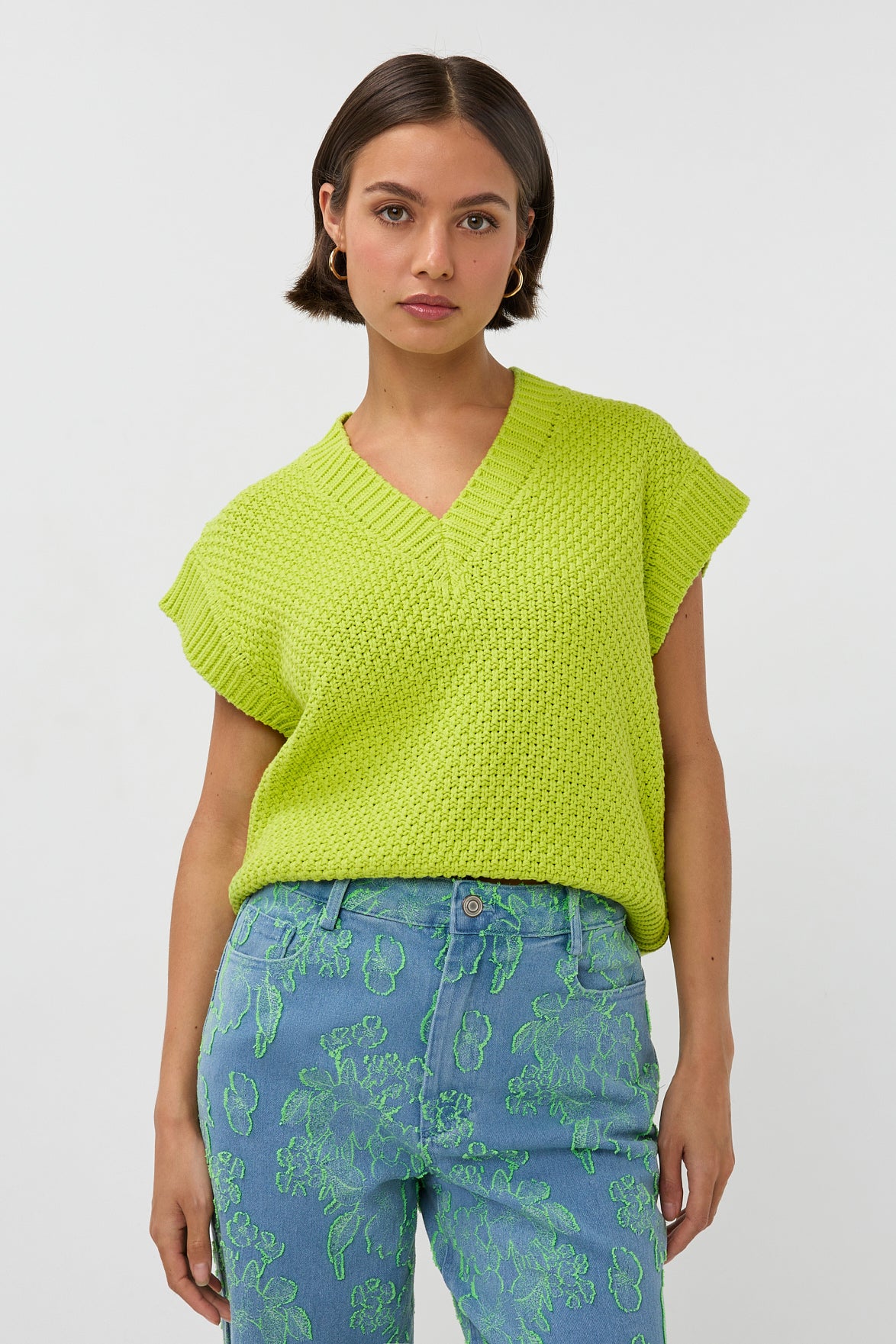 Limegroen Top Ardina van Studio Amaya, close-up van de zachte, katoenen stof en stijlvolle pasvorm.