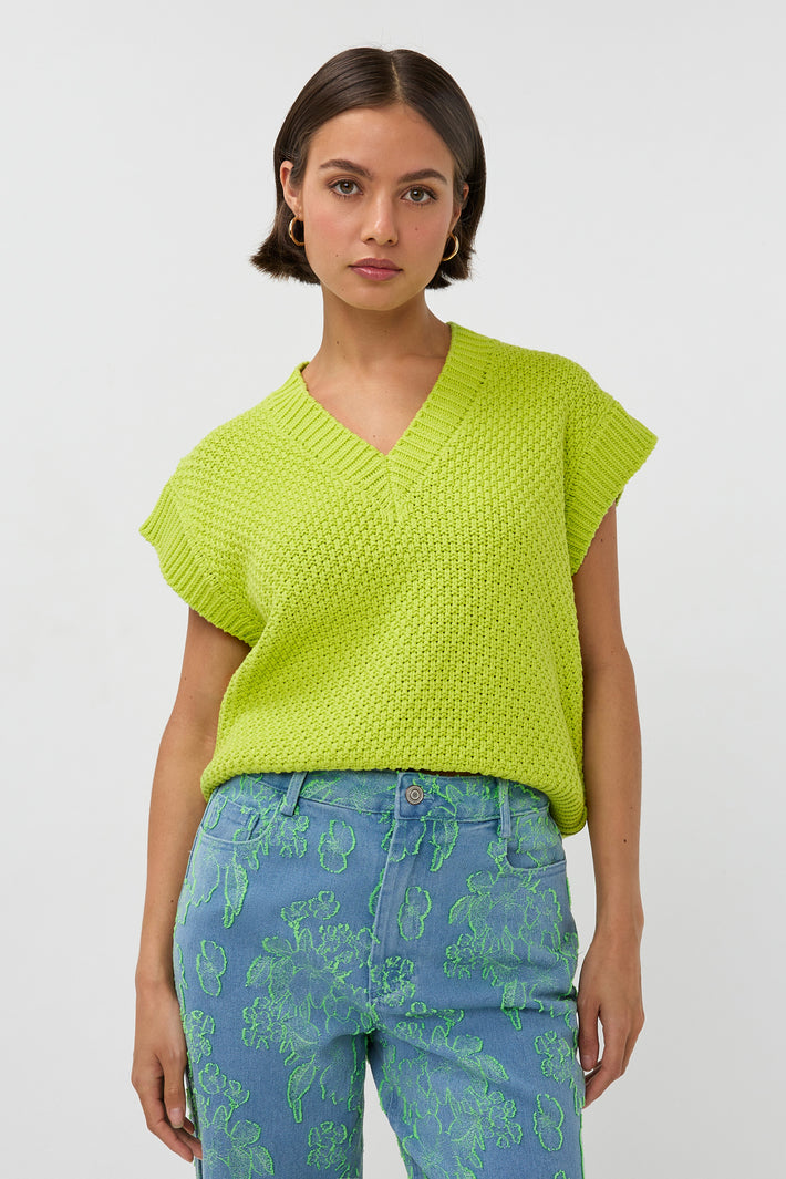 Limegroen Top Ardina van Studio Amaya, close-up van de zachte, katoenen stof en stijlvolle pasvorm.