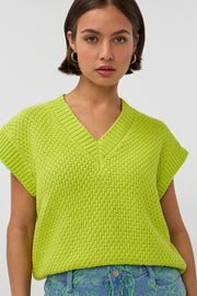 Limegroen top Ardina van Studio Amaya, met zachte stof en stijlvolle pasvorm, gedragen door een model.
