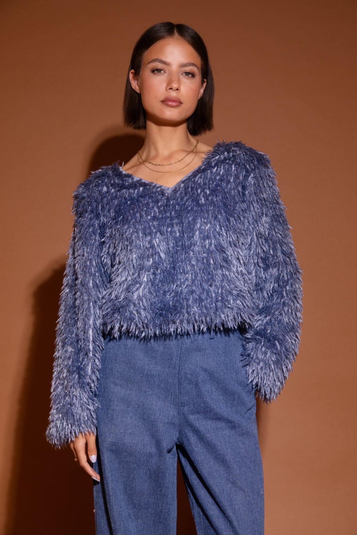 Blauwe top Bridget van Studio Amaya, modieus en comfortabel, getoond op een model met een casual uitstraling.