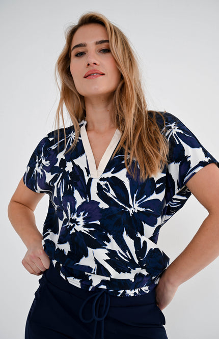 Maicazz Travel Top Mumbai Blue Flower Stretchshop.nl