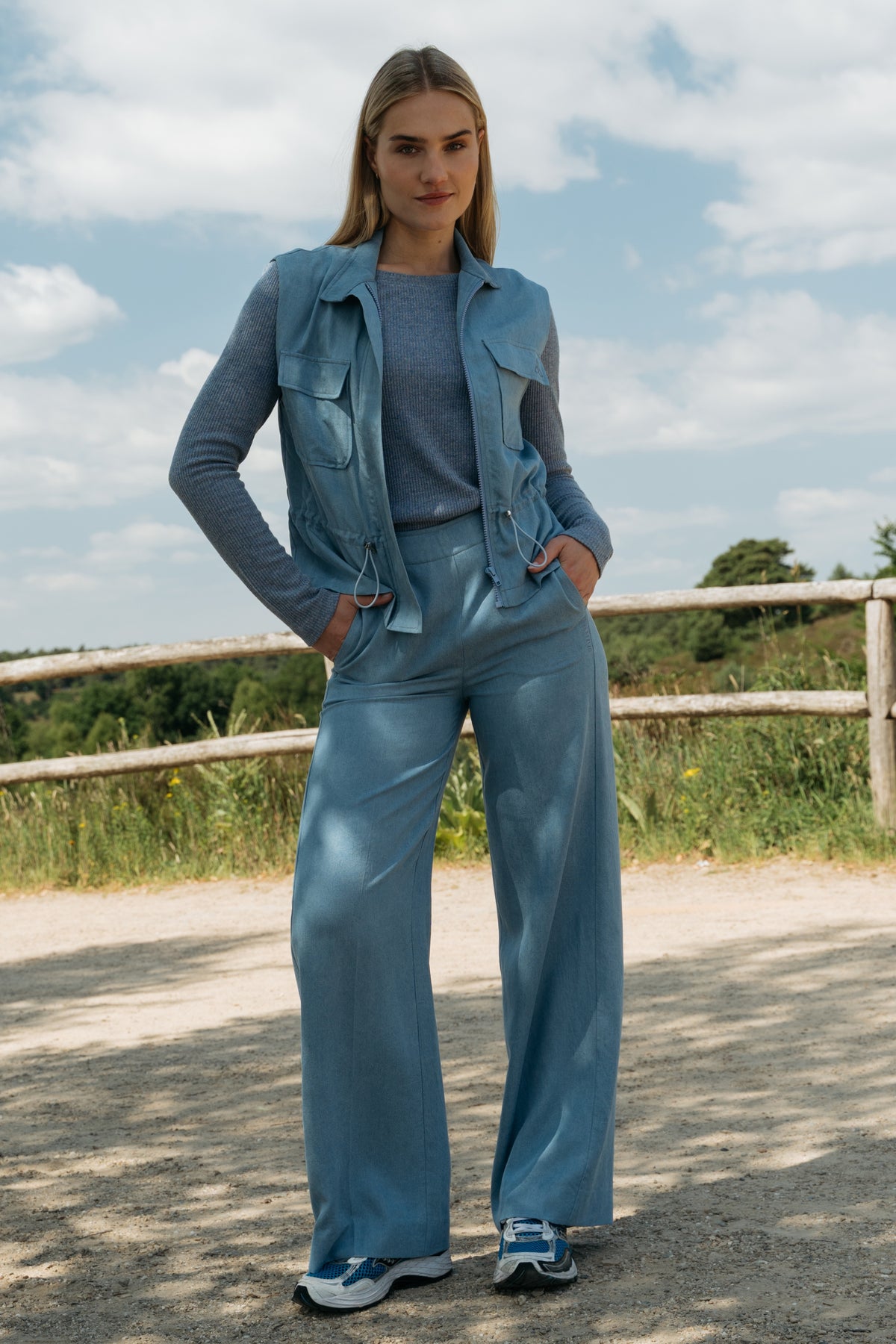 Blauwe Sester jeans van Maicazz & Zizo in een studiofoto, recht model met tailleband en klassieke denim details.