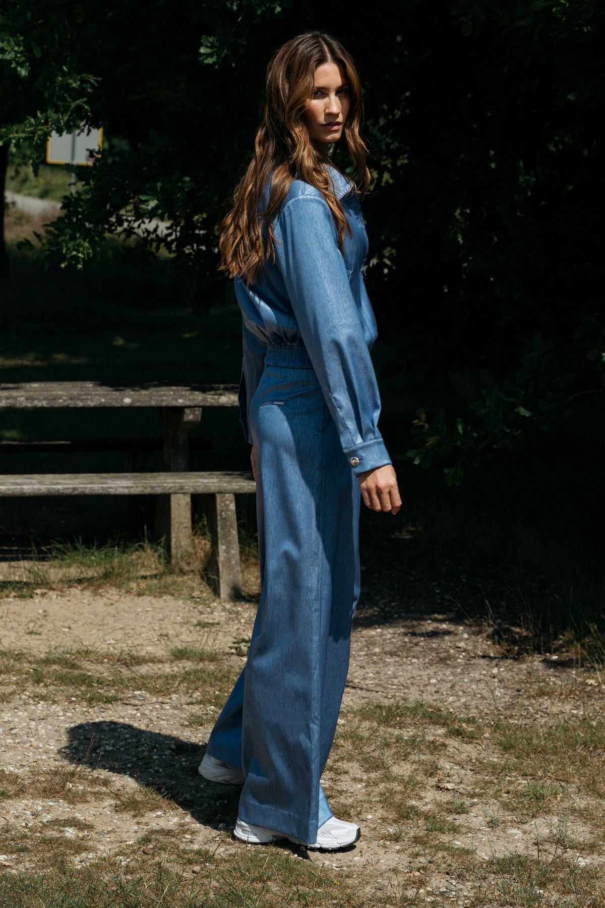 Maicazz & Zizo Sydney Blue Fog broek, stijlvolle blauwe broek in studiofoto met details en pasvorm.