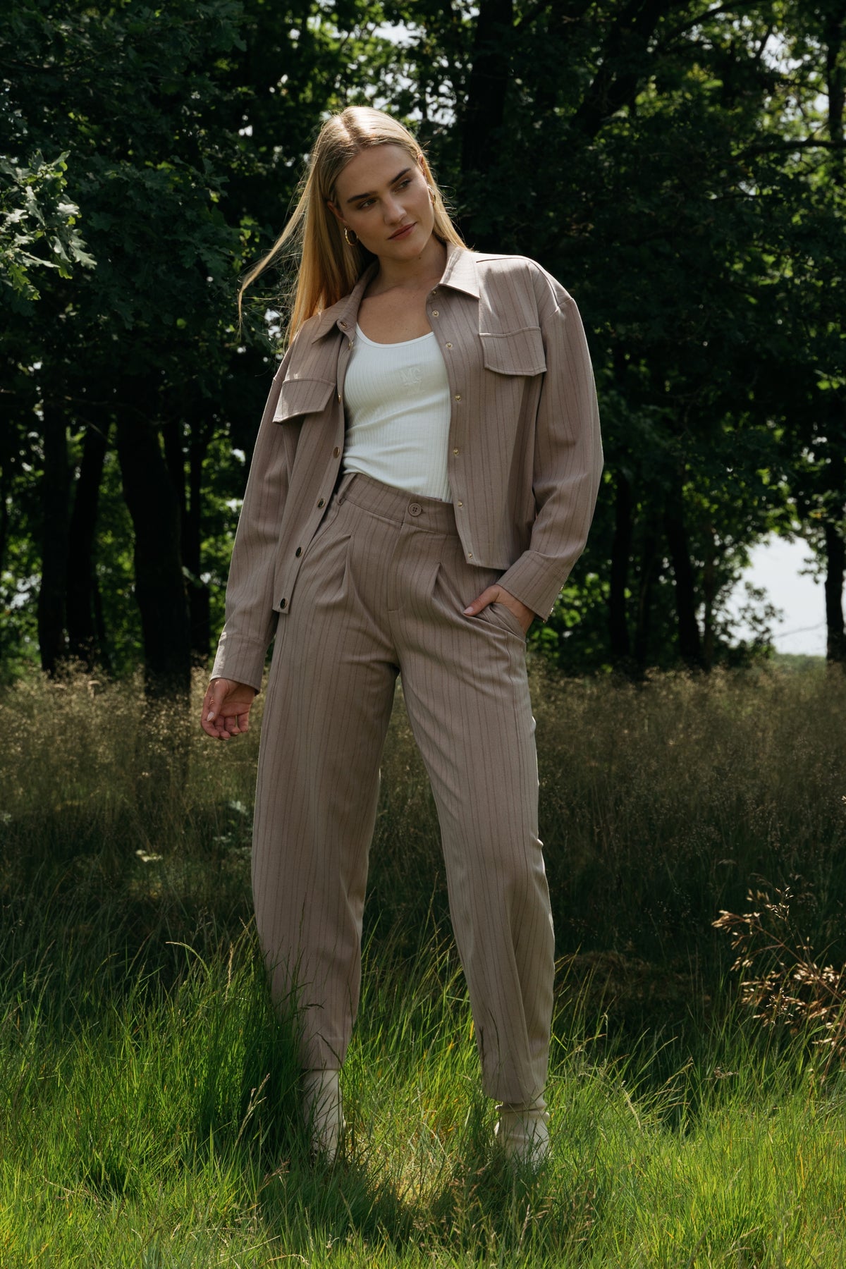 Maicazz & Zizo Senna Mocca Mouse broek in studiofoto, comfortabele pasvorm en stijlvolle design.
