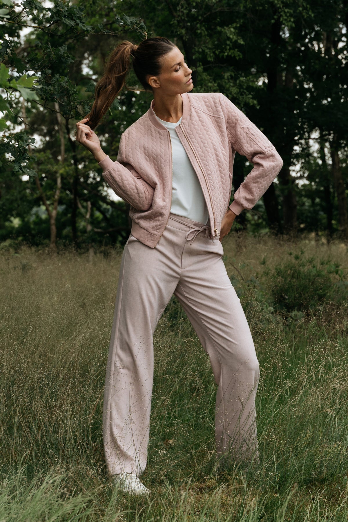 Zweedse broek Sezze Slate Rose van Maicazz & Zizo, getoond in studiofoto met roze en grijze stof en elastische taille.