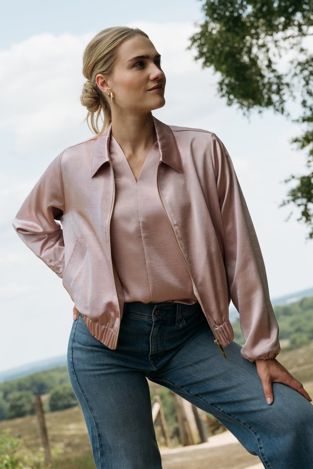 Lichtblauwe jas Simmy Slate Rose van Maicazz & Zizo, gestyled in studio, met stijlvolle pasvorm en moderne uitstraling.