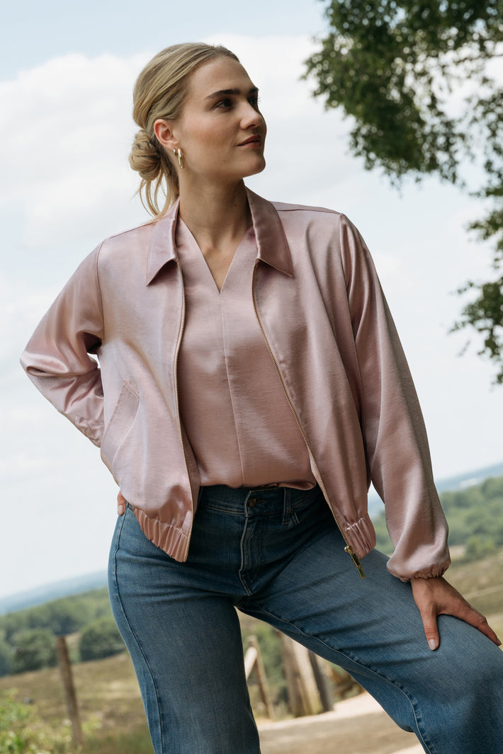 Lichtblauwe jas Simmy Slate Rose van Maicazz & Zizo, gestyled in studio, met stijlvolle pasvorm en moderne uitstraling.