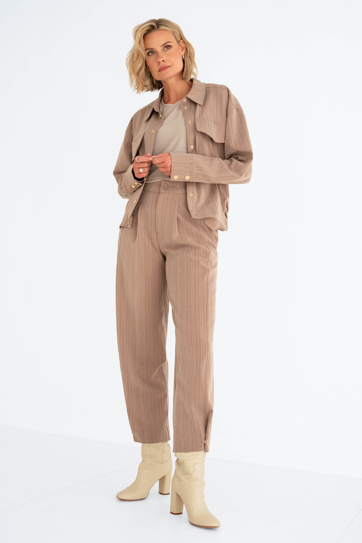 Maicazz & Zizo Saley Mocca Mouse jas, studiofoto, modieus en comfortabel, close-up van de bruin-beige jas met details.