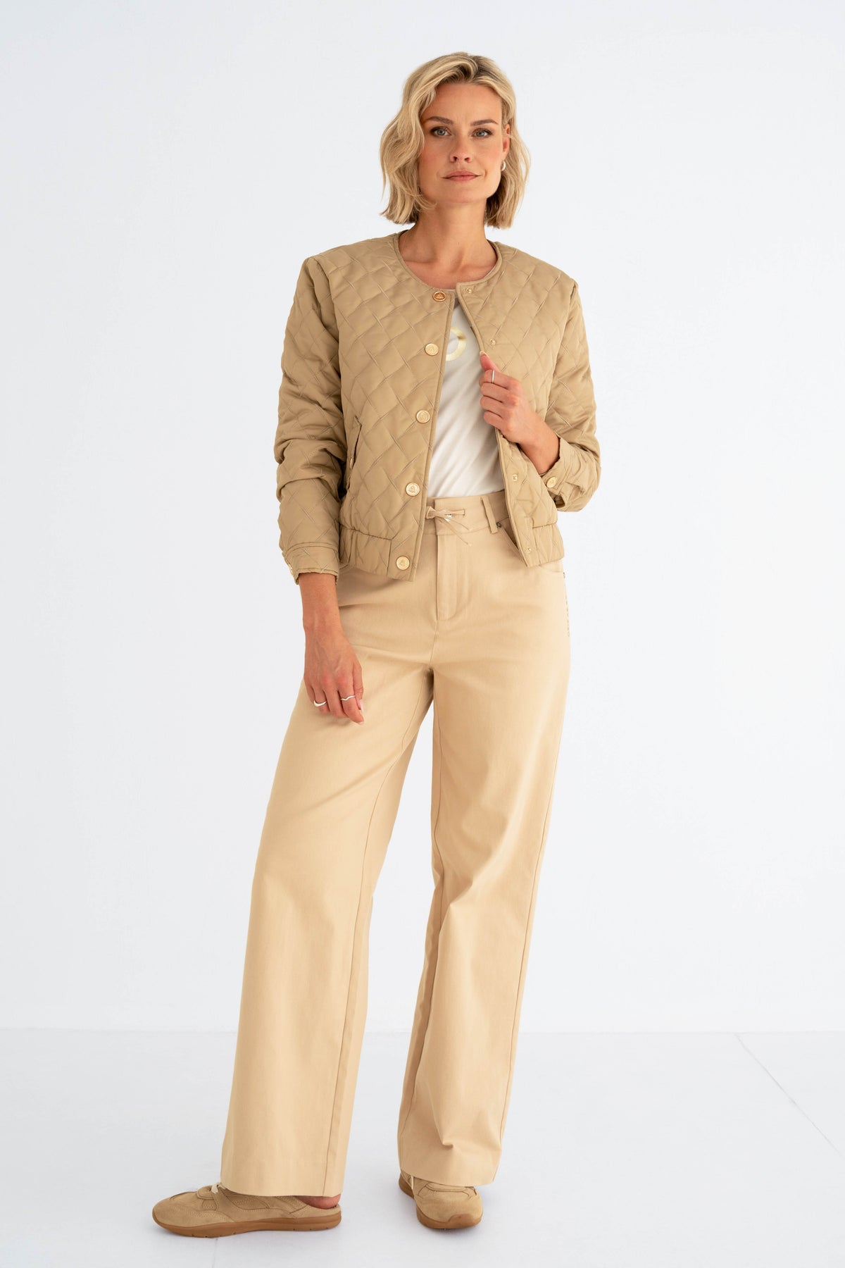 Maicazz & Zizo Shay Sand broek in een neutrale kleur, gestyled op een model, zichtbaar in een studiofoto.