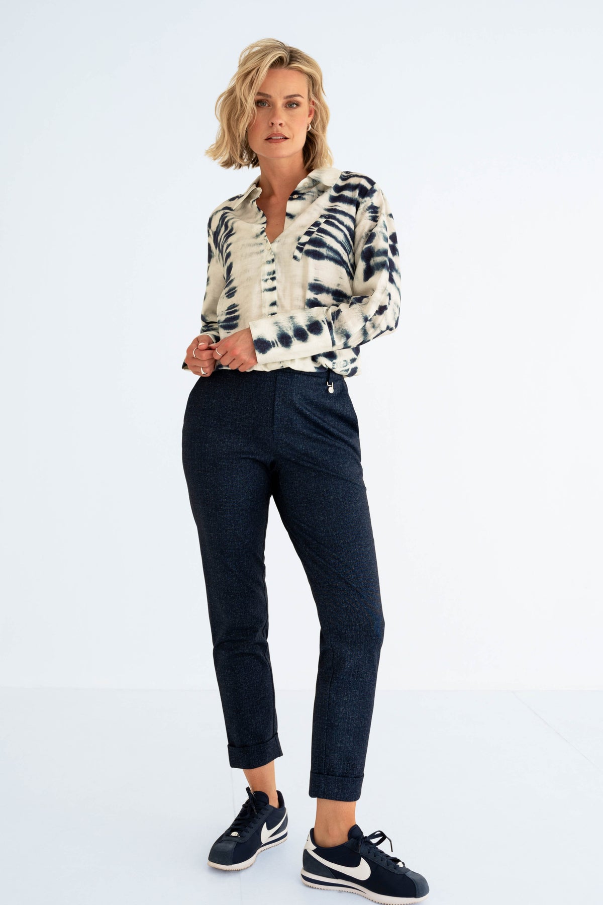 Navy blauwe broek van Maicazz & Zizo, gestyled in een studiofoto, met een moderne pasvorm en comfortabele uitstraling.