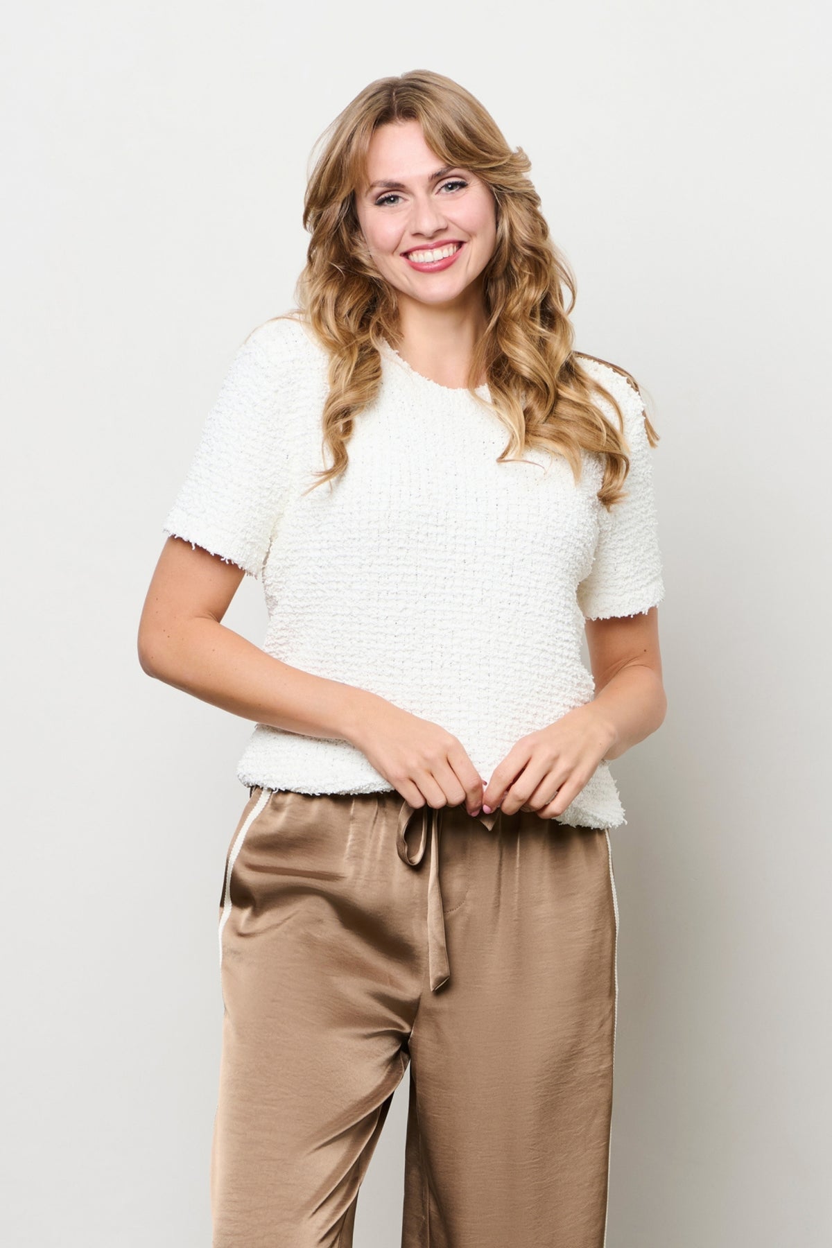 Offwhite Bianca top van &Co woman, close-up foto in studio met details van de zachte PU-stof en stijlvolle pasvorm