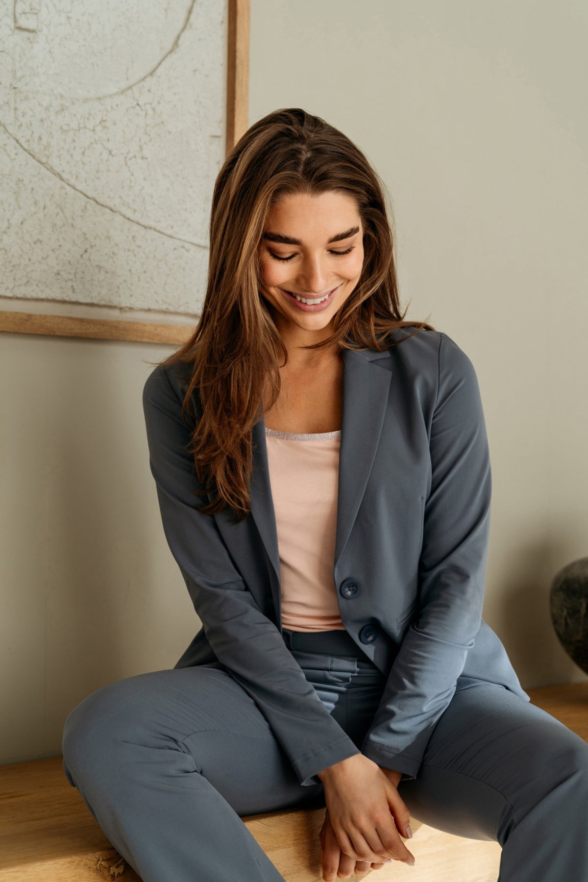 Roze singlet van &Co woman, model Selly Powder Pink SG112, op een witte achtergrond, zichtbaar in studiofoto.