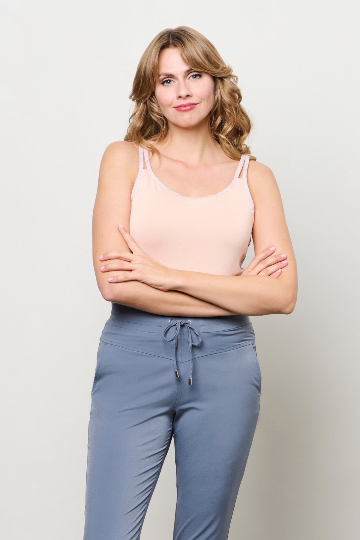 Roze &Co woman Singlet Selly Powder SG112 op een studiofoto, getoond in een gestileerde pose.