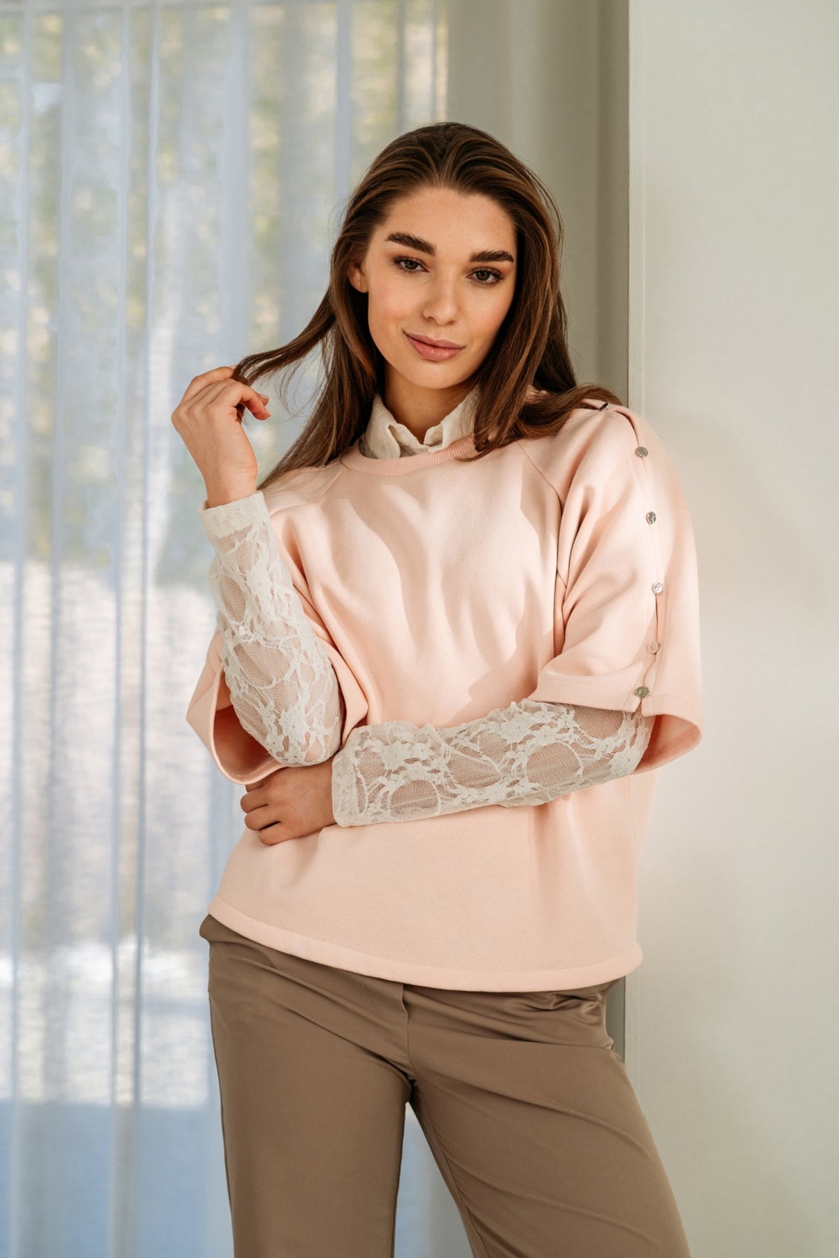 Lichtroze trui Sterre Powder Pink van &Co woman, getoond in een studiofoto, zachte textuur en comfortabele pasvorm.