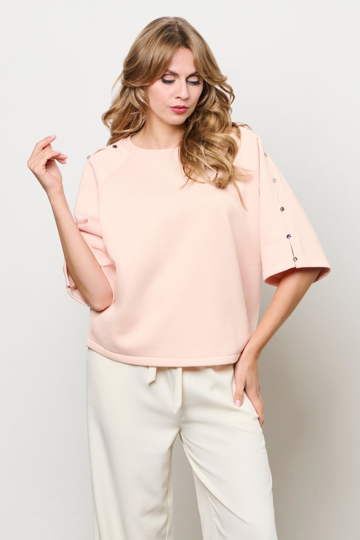 Lichte roze trui Sterre Powder Pink van &Co woman, getoond in studiofoto met zachte stof en stijlvolle pasvorm.