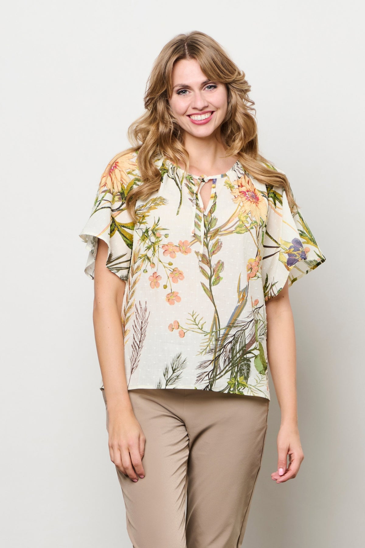 Offwhite Axelle Flower top van &Co woman, studiofoto, kleurrijk bloemenpatroon, elegante pasvorm, modieus damestop