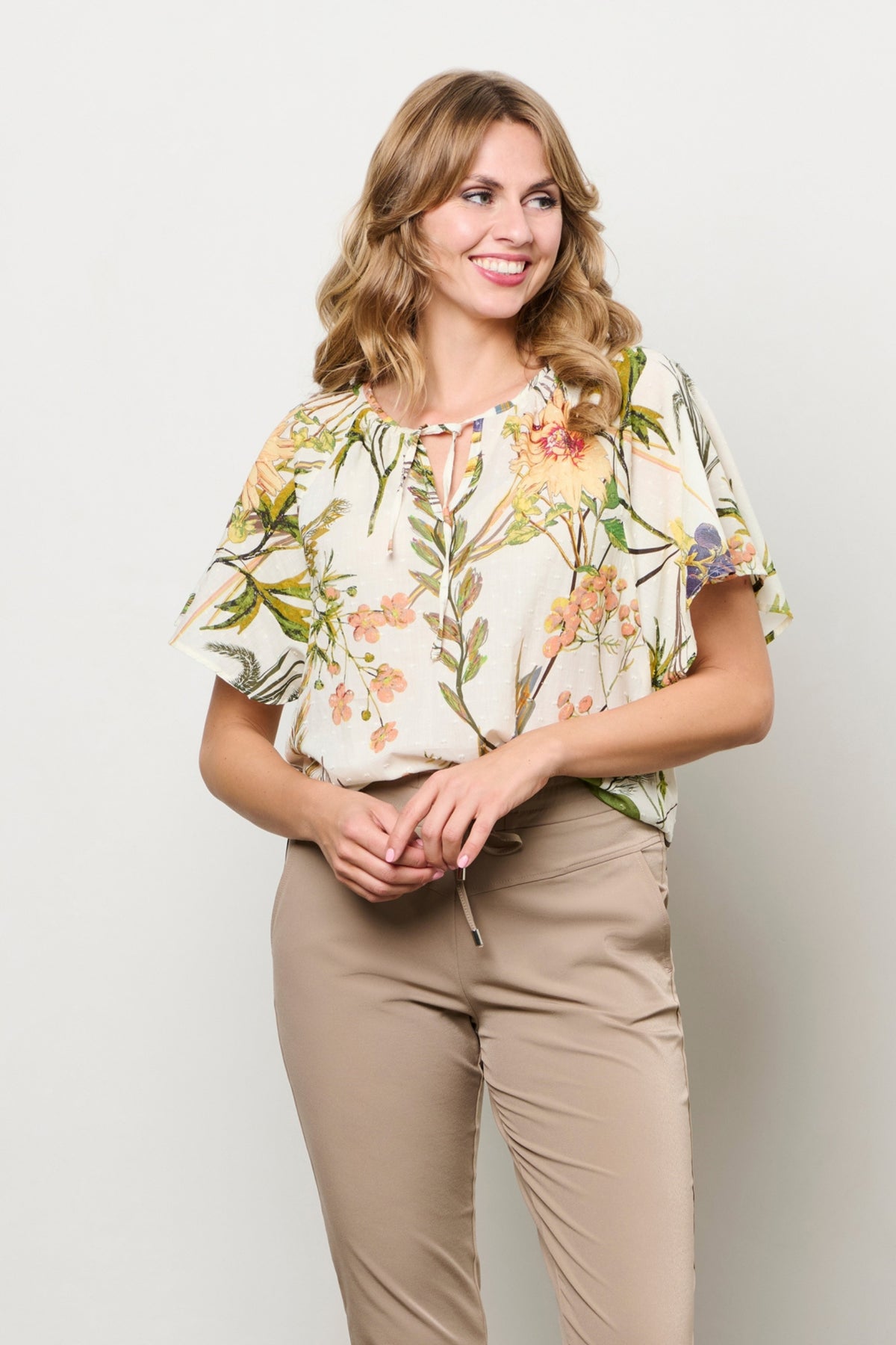 Offwhite Axelle Flower top van &Co woman, getailleerd model met bloemenprint, zichtbaar op studiofoto.