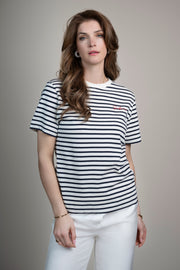 Elvira Casuals T-shirt Celine met navy en witte strepen, casual model in studiofoto, korte mouwen en ronde hals.