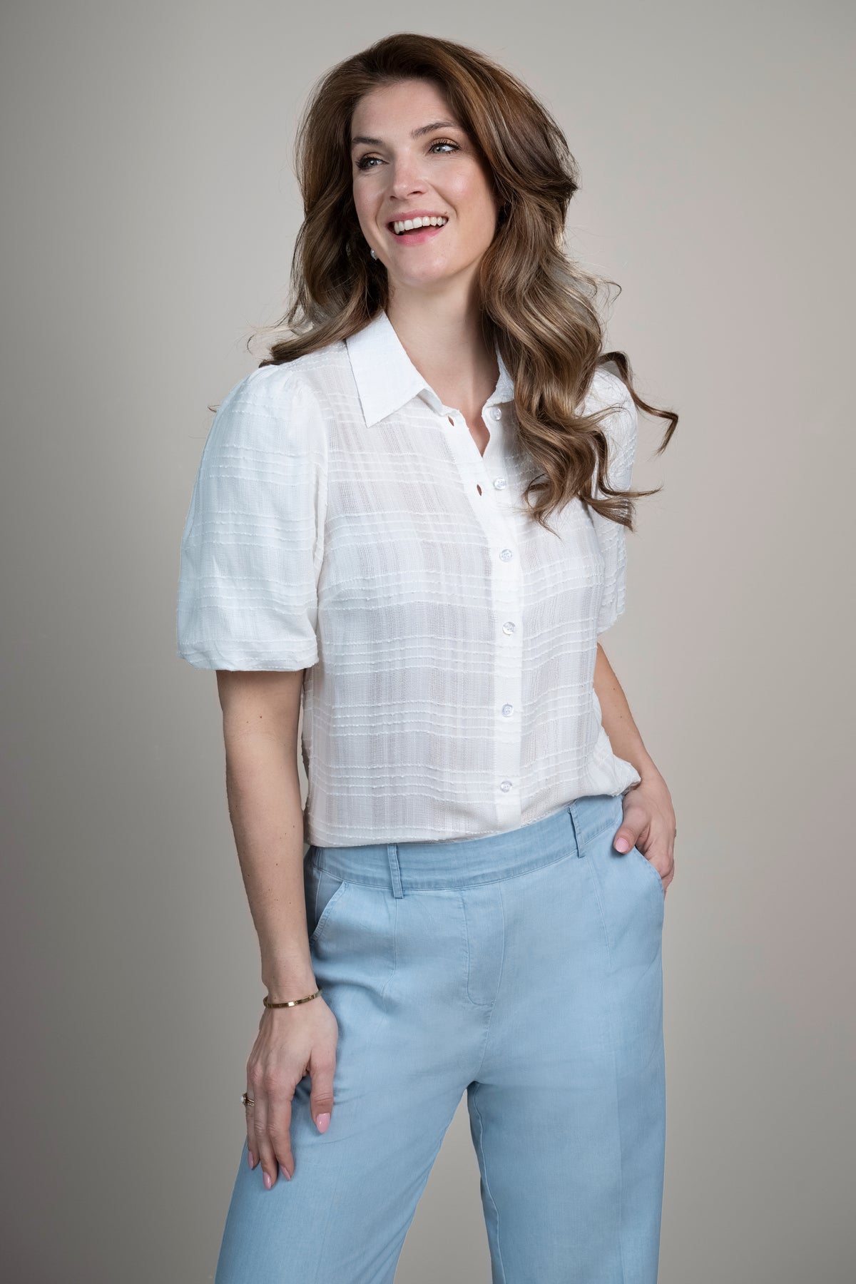 Offwhite blouse Katy van Elvira Casuals, getoond in studiofoto met close-up van de zachte stof en elegante snit.
