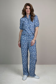 Lichte blauwe broek Sophia Greek Flowers van Elvira Casuals met bloemendessin, getoond in een studiofoto.