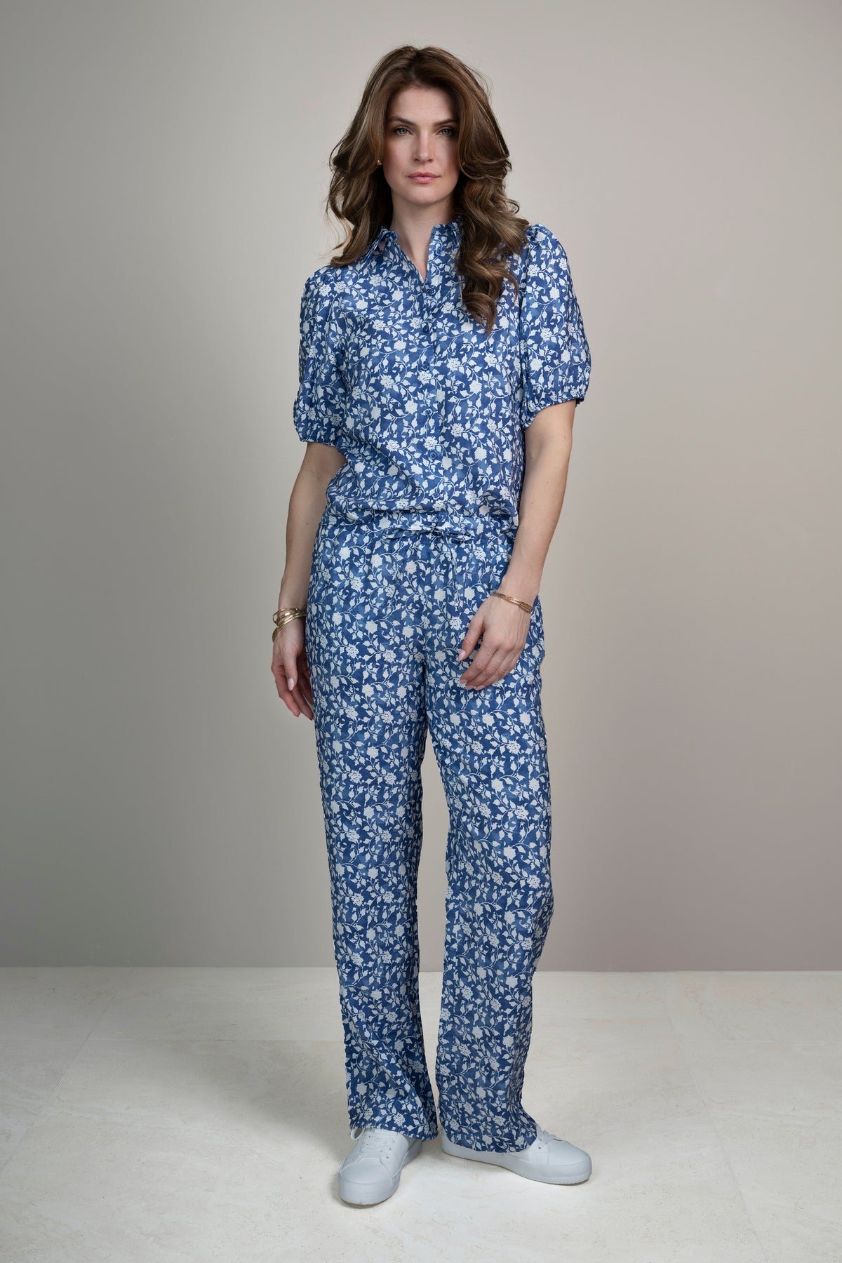 Lichte blauwe broek Sophia Greek Flowers van Elvira Casuals met bloemendessin, getoond in een studiofoto.