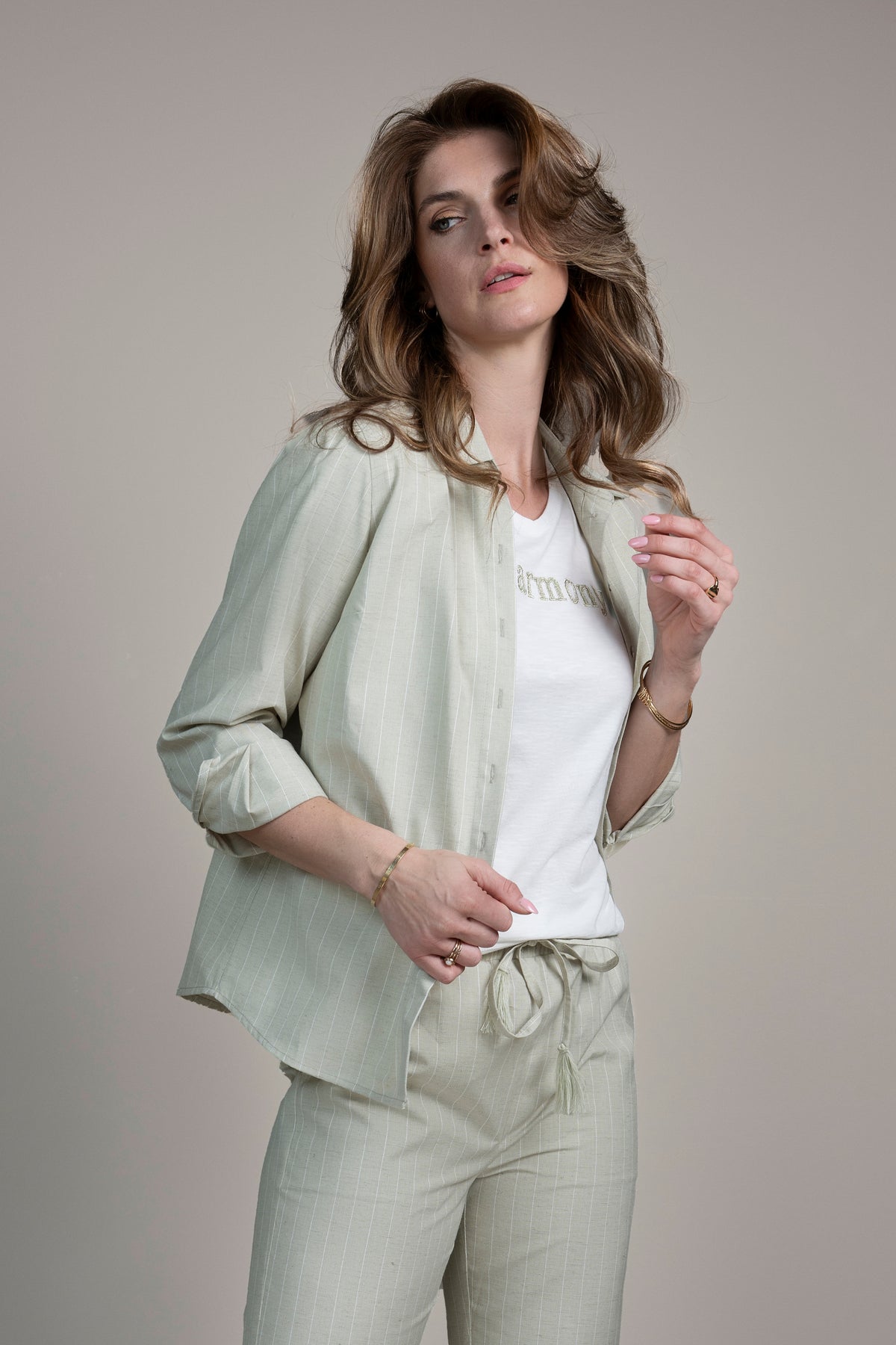 Offwhite en saliegroene T-shirt Harmony van Elvira Casuals, getoond op een studiofoto met korte mouwen en ronde hals.