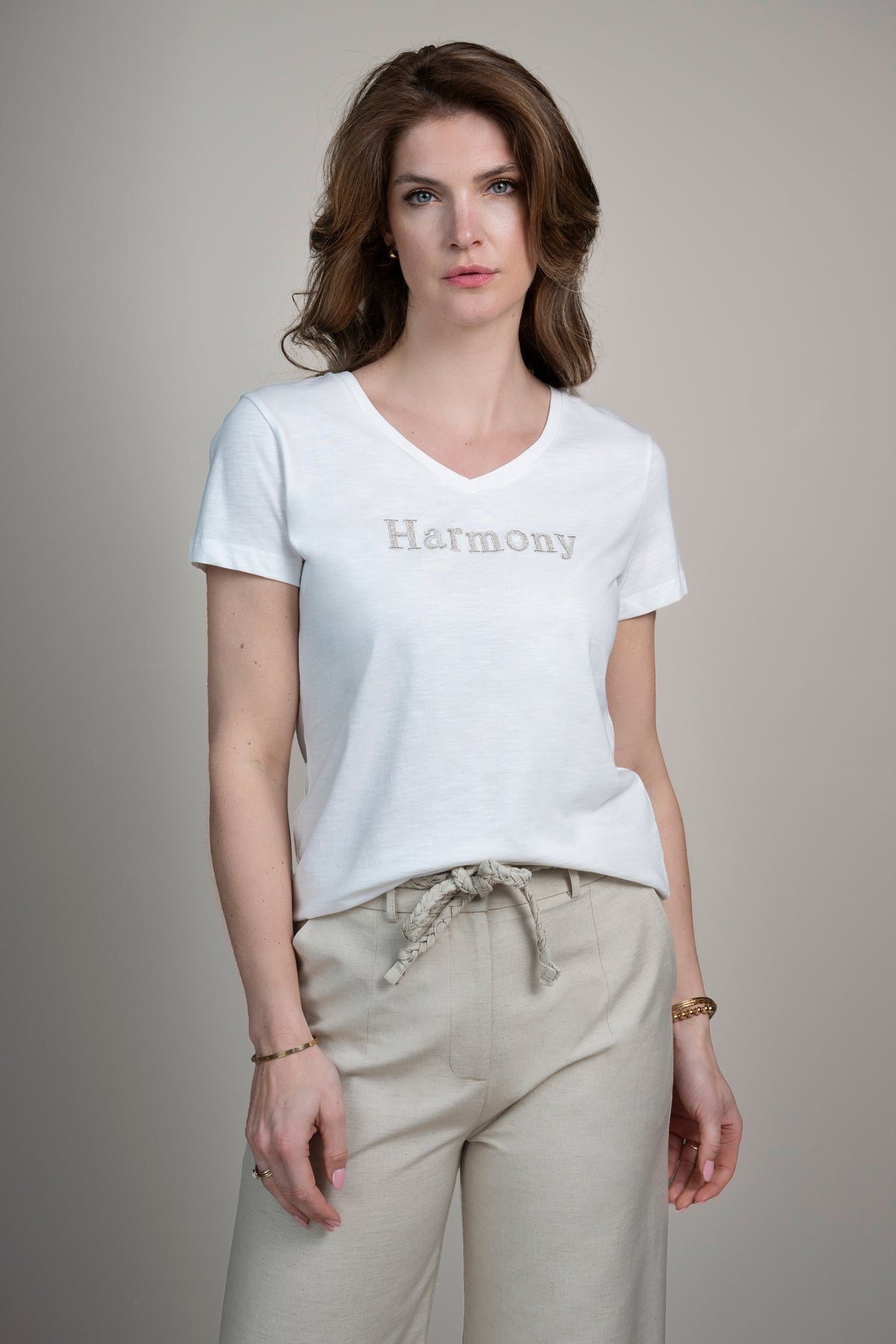 Elvira Casuals Harmony Offwhite zilveren T-shirt, studiofoto, close-up van het katoen en de zilveren details.