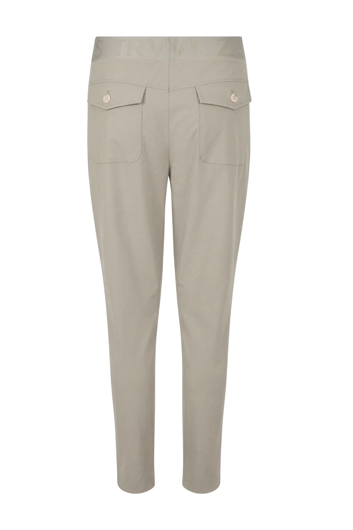 Zoso Travel Broek Marleen Sage in studiofoto, comfortabele pasvorm en stijlvolle groene kleur, geschikt voor reizen en dagelijks gebruik.
