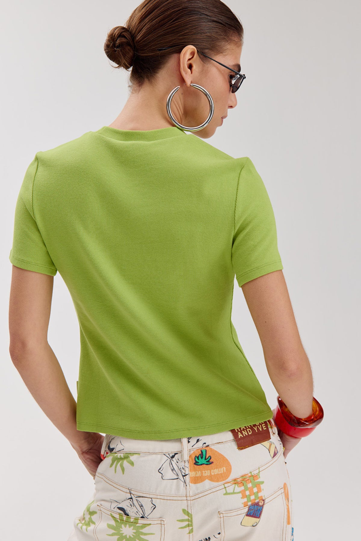 Harper & Yve T-shirt Cammy Herbal Garden, studiofoto, groene en witte print, casual fit, damesmodel op witte achtergrond