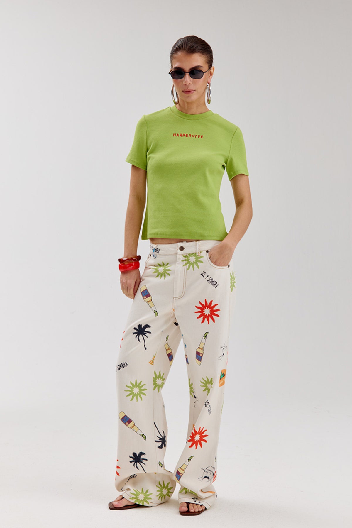 Harper & Yve T-shirt Cammy Herbal Garden in studiofoto, groene bloemenprint, casual fit, katoenmateriaal