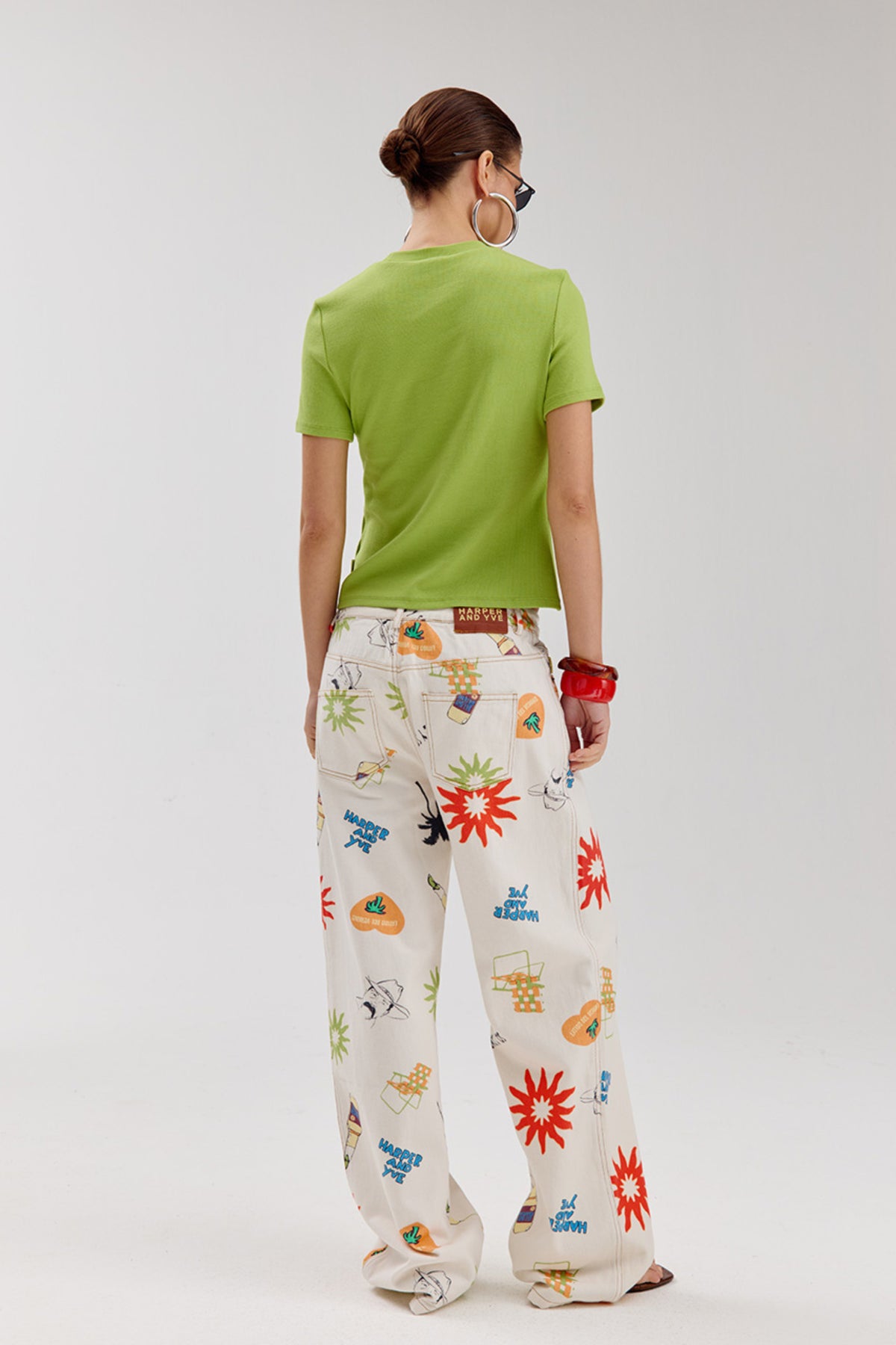 Harper & Yve T-Shirt Cammy Herbal Garden met bloemenprint, gedragen door model, studiofoto, lichte kleuren, casual stijl.